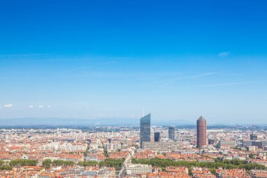 Lyon gökdelenlerin silueti arka planda görünür ve ön planda Saone nehri ile Lyon havadan panoramik görünümü, Eski Lyon ilçedar sokakları ile