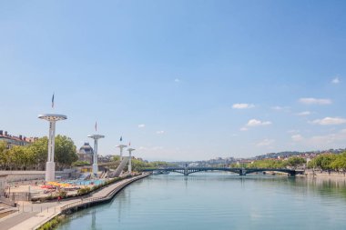 Lyon Pont de l'Universite köprü, Rhone nehri (Quais de Rhone) eski binalar ve arka planda üniversite binası ile nehir kıyısı bir panorama üzerinde Fransa