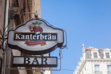 Lyon, Fransa - 19 Temmuz 2019: Lyon'da yerel bir barın önünde Kanterbrau logosu. Kanterbrau, Fransız Kronenbourg grubunun bir parçası olan hafif pilsner birası ile ünlü bir Fransız bira fabrikasıdır.