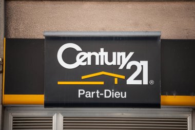 Lyon, Fransa - 19 Temmuz 2019: Lyon için emlakçı önünde Century 21 logosu. Century 21 dünya çapında yayılmış bir Amerikan gayrimenkul franchise
