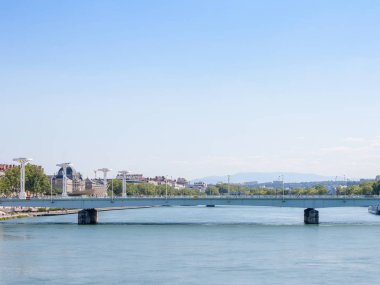 Lyon Pont de la Guillotiere köprü, Rhone nehri (Quais de Rhone) arka planda eski binalar ve simgesel ile nehir kıyısı bir panorama üzerinde Fransa