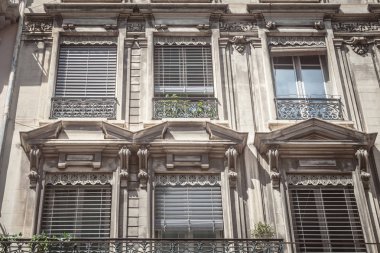 19. yüzyıldan kalma tipik Haussmann tarzı cepheler, geleneksel taş cepheleri ve pencereleri ile Paris ve Lyon gibi Fransız şehirlerinin şehir merkezlerinde geleneksel