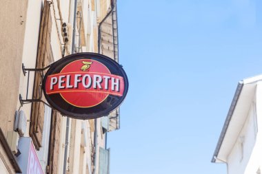 Lyon, Fransa - 16 Temmuz 2019: Lyon'da yerel bir barın önünde pelforth logosu. Pelforth, Fransa'da en çok tüketilen hafif pilsner birası ile ünlü bir Fransız bira fabrikasıdır.