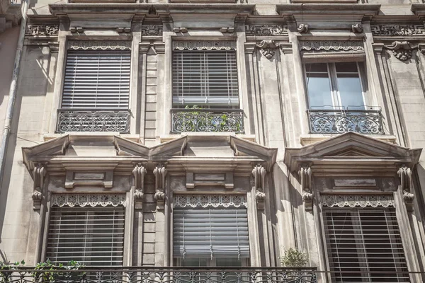 19. yüzyıldan kalma tipik Haussmann tarzı cepheler, geleneksel taş cepheleri ve pencereleri ile Paris ve Lyon gibi Fransız şehirlerinin şehir merkezlerinde geleneksel