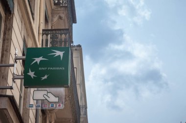Lyon, Fransa - 18 Temmuz 2019: Lyon'daki ana şubesinde Bnp Paribas logosu. Bnp Paribas, Fransa ve Avrupa'nın en büyük bankalarından biri olan bir Fransız bankasıdır.