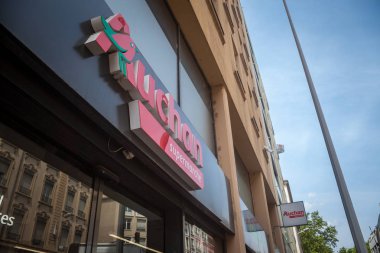 Lyon, Fransa - 18 Temmuz 2019: Lyon'daki yerel süpermarketlerinin önünde Auchan logosu. Auchan Avrupa'da yayılmış süpermarketler ve hipermarketler bir Fransız perakendeci
