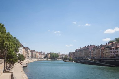 Saone nehri panoraması ve Lyon şehir merkezinde Quais de Saone nehir kıyısı ve nehir kenarı, Presqu'Ile eski bina cepheleri üzerinde durularak, ayrıca Yarımada denir
