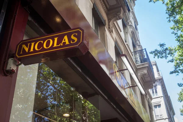Lyon, Fransa - 19 Temmuz 2019: Lyon'daki dükkânında Nicolas logosu var. Nicolas, dünya çapında kurulmuş bir Fransız şarap perakendecisi, Fransız şarapları ve alkollü içkiler geniş bir yelpazede satan