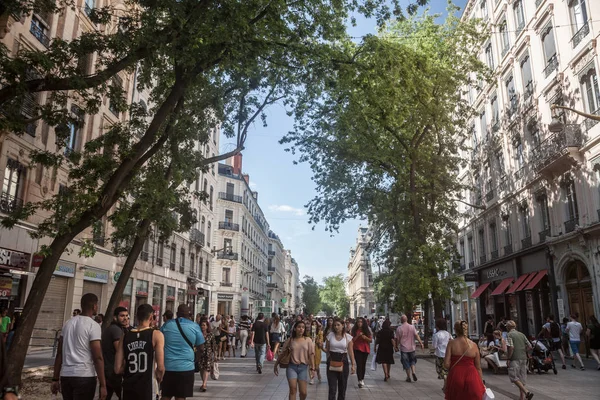 リヨン フランス 2019年7月13日 フランス リヨンのレプブリケ通りを歩く歩行者の群衆は ハウスマン様式の建物や商業店や店に面しています — ストック写真