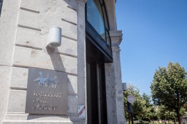 Lyon, Fransa - 19 Temmuz 2019: Lyon'daki ana girişlerinin önünde Paul Bocuse logosu nu sataşıyor. Paul Bocuse Enstitüsü otel, catering ve mutfak sanatları için bir yönetim ve eğitim okuludur