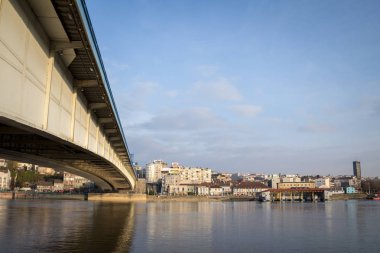 Belgrad, Sırbistan - 23 Kasım 2014: Belgrad'daki Sava nehir kıyısının sağda Brankov En köprüsü ve arka planda Savamala sahil bölgesi ile görünümü