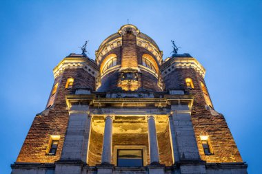 Gardos Kulesi Zemun, Belgrad, Sırbistan gece görüldü. Kula sibinjanin janka olarak da adlandırılan bu eser, Belgrad'ın Zemun olarak adlandırılan banliyösünün ana simgelerinden biridir.