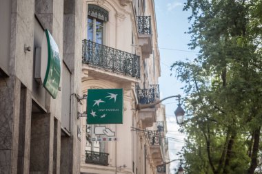 Lyon, Fransa - 13 Temmuz 2019: Lyon'daki ana şubesinde Bnp Paribas logosu. Bnp Paribas, Fransa ve Avrupa'nın en büyük bankalarından biri olan bir Fransız bankasıdır.