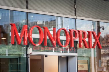 Lyon, Fransa - 19 Temmuz 2019: Lyon şehir merkezi için yerel süpermarketin önünde Monoprix Logosu. Monoprix marketler ve perakende süpermarketler bir Fransız zinciridir