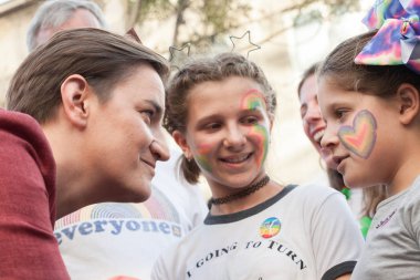 Belgrad, Sırbistan - 15 Eylül 2019: Sırbistan Başbakanı Ana Brnabic eşcinsel gururu sırasında genç kızlarla tartışıyor ve gülümsüyor. Balkanlar'ın ilk lezbiyen başbakanı.