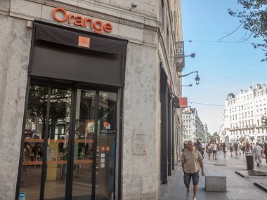 Lyon, Fransa - 13 Temmuz 2019: Lyon şehir merkezindeki orange shop'ta turuncu logo. Orange S.A., eski adıyla France Telecom S.A., Fransız çokuluslu telekomünikasyon şirketidir.