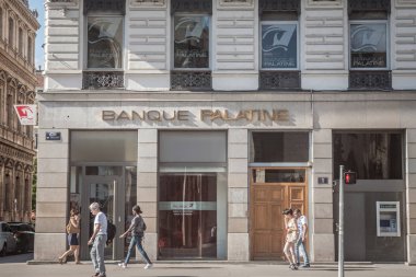Lyon, Fransa - 13 Temmuz 2019: Lyon'daki ana ofislerinin önünde Banque Palatine logosu. Bu perakende ve özel bankacılık konusunda uzmanlaşmış bir Fransız bankası, Bpce grubunun bir parçasıdır