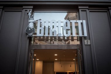 Lyon, Fransa - 13 Temmuz 2019: Lyon için kurumsal mağaza önünde Bialetti logosu. Bialetti kahve makineleri, moka tencere ve kahve aksesuarları bir İtalyan tasarımcısı