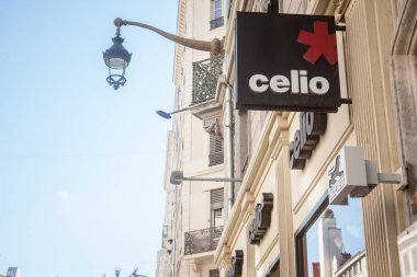 Lyon, Fransa - 13 Temmuz 2019: Celio Logo Lyon için kendi dükkanı önünde. Celio bir Fransız moda perakendecierkek giyim odaklanmış, dünya çapında yayıldı