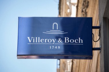 Lyon, Fransa - 14 Temmuz 2019: Villeroy & Boch, Lyon'daki mağazalarının önünde. Villeroy & Boch, Alman seramik ürünleri üreticisi ve perakendecisidir.