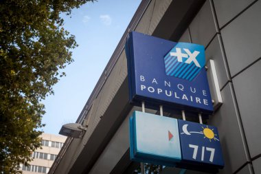 Lyon, Fransa - 14 Temmuz 2019: Banque Populaire logosu Lyon'daki yerel bankalarının önünde. Banque Populaire bir kooperatif banka, bir ana Fransız bankaları ve sigorta hizmetleri, Bpce bir parçasıdır