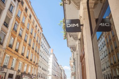 Lyon, Fransa - 14 Temmuz 2019: Lyon'daki ana mağazalarında dim logosu. Dim lingerieis bir Fransız moda giyim perakende markası iç çamaşırı konusunda uzmanlaşmış