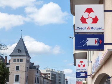 Lyon, Fransa - 15 Temmuz 2019: Credit Mutuel logosu Lyon'daki yerel bankalarının önünde. Kredi Mutuel bir kooperatif banka, ana Fransız bankaları ve sigorta hizmetleri biridir