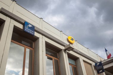 Bourgoin Jallieu, Fransa - 15 Temmuz 2019: La Banque Postale ve La Poste logosu bir Fransız postanesinin önünde. La Banque Postal, Fransız posta şirketinin bankacılık bölümüdür.