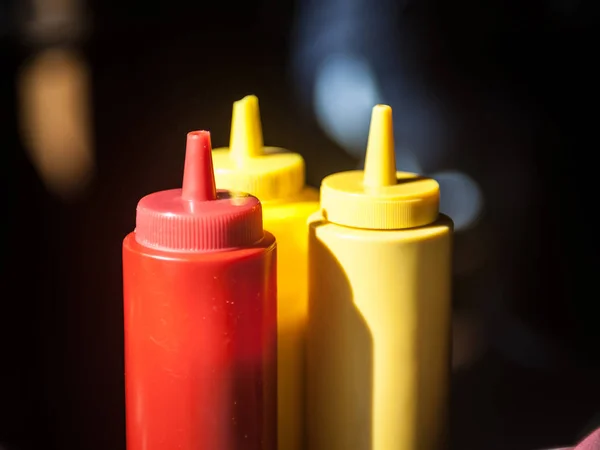 Três Garrafas Plástico Vermelho Amarelo Usado Para Molhos Fast Food — Fotografia de Stock