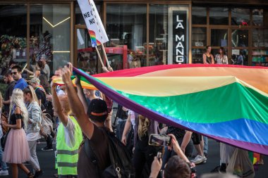 Belgrad, Sırbistan - 15 Eylül 2019: Belgrad Gay Pride sırasında dev bir gökkuşağı eşcinsel bayrağı tutan protestocu kalabalığı. Geçit töreni bu yıl büyük bir polis gözetimi altında, sorunsuz oldu.