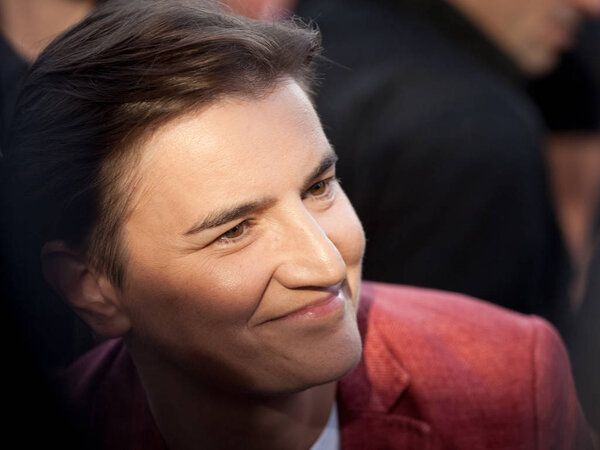 БЕЛГРАД, СЕРБИЯ - 15 СЕНТЯБРЯ 2019: Премьер-министр Ана Брнабич улыбается в выпуске Белградского гей-прайда 2019 года. Она первый премьер-министр-лесбиянка на Балканах
