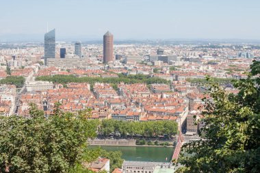 Lyon gökdelenler silueti ile Lyon havadan panoramik görünümü arka planda görünür ve ön groud Saone Nehri, Eski Lyon bölgesinin dar sokakları ile