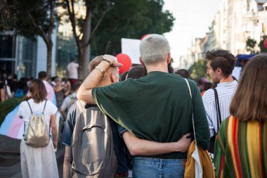 Belgrad, Sırbistan - 15 Eylül 2019: Belgrad Eşcinsel Gururu sırasında birbirlerine sarılan iki erkek, eşcinsel bir çift. Geçit töreni bu yıl büyük bir polis gözetimi altında oldu..