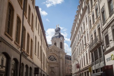 Lyon, Fransa - 13 Temmuz 2019: Presqu 'Ile bölgesindeki Vieux Lyon dar sokaklarından görülen saat kulesiyle Dieu Oteli' ne giriş. Dieu Oteli eski bir hastane.