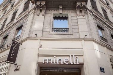 Lyon, Fransa - 13 Temmuz 2019: Lyon için kendi mağazası önünde Minelli logosu. Vivarte grubunun bir parçası, giyim ve ayakkabı konusunda uzmanlaşmış moda perakendecileri bir Fransız zinciridir