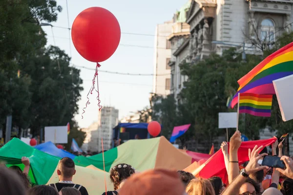 Belgrad Serbien September 2019 Demonstranten Mit Regenbogenfahnen Und Luftballons Während — Stockfoto