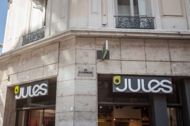 Lyon, Fransa - 13 Temmuz 2019: Jules Logo Lyon için kendi dükkanı önünde. Jules bir Fransız moda perakendecierkek giyim odaklı, ülkede yayıldı