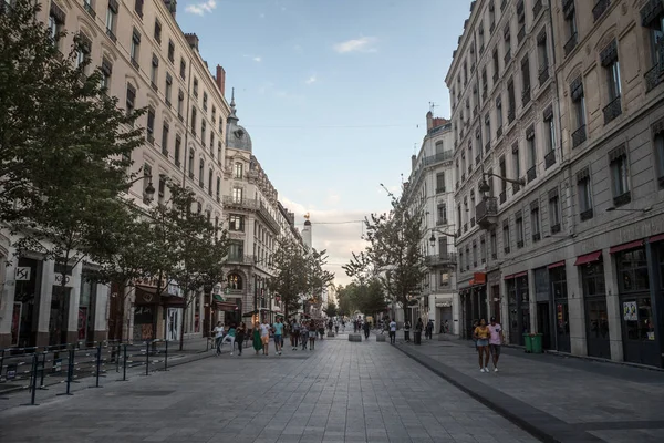 法国里昂 2019年7月14日 在法国里昂共和国街 Rue Réique Street 上行走的行人 黄昏时面对着豪斯曼风格的建筑 商铺和商店 — 图库照片