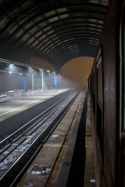 Plataforma Una Estación Tren Desierta Sombría Tomada Durante Una Noche —  Fotos de Stock