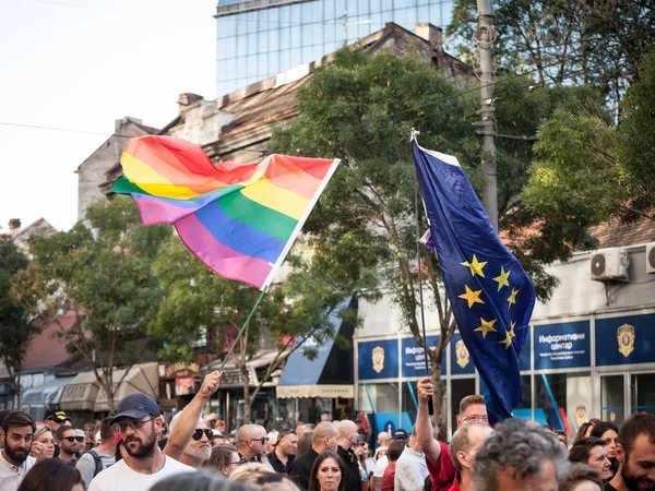Belgrade Sérvia Setembro 2019 Multidões Levantando Segurando Bandeiras Gays Arco — Fotografia de Stock