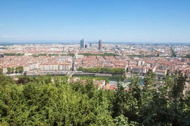 Lyon gökdelenler silueti ile Lyon havadan panoramik görünümü arka planda görünür ve ön groud Saone Nehri, Eski Lyon bölgesinin dar sokakları ile