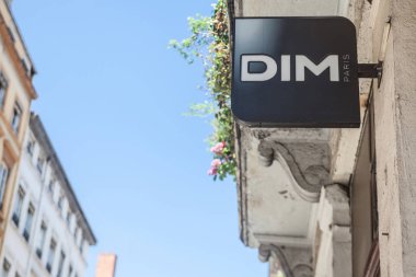 Lyon, Fransa - 14 Temmuz 2019: Lyon'daki ana mağazalarında dim logosu. Dim lingerieis bir Fransız moda giyim perakende markası iç çamaşırı konusunda uzmanlaşmış