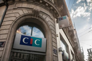 Lyon, Fransa - 14 Temmuz 2019: Cic logosu Lyon 'daki yerel bankalarının önünde. Cic ya da Credit Industriel et Commercial, Fransa 'nın önde gelen bankalarından biridir.