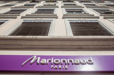 Lyon, Fransa - 17 Temmuz 2019: Marionnaud logosu Lyon şehir merkezindeki ana dükkanlarının önünde. Marionnaud bir Fransız kozmetik, parfüm ve kişisel bakım ürünleri satıcısıdır.