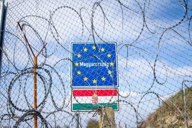Rastina, Sırbistan - 19 Mart 2016: Rastina (Sırbistan) ile Bacszentgyorgy (Macaristan) arasındaki sınır çiti tarafından engellenen Eu Giriş tabelası, 2015 yılında mültecileri ve göçmenleri durdurmak için inşa edildi