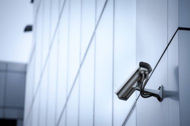 İzlerken ve modern cam işletme Binası dış koruma Cctv gözetim ve güvenlik kamera