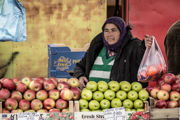 Belgrade Serbia 2016年3月26日 ゼレニ ヴェナック ピジャカ グリーン市場でリンゴ 緑を売っている女性が笑顔で ベオグラードで最も象徴的な市場の一つである — ストック写真