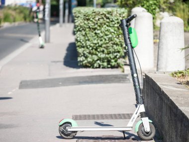 Lyon, Fransa - 13 Temmuz 2019: Lyon'daki elektrikli scooter'larından birinde kireç logosu. Kireç dockless elektrikli scooter paylaşımı ve kiralama konusunda uzmanlaşmış bir taşımacılık şirketidir