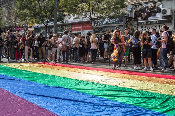 Belgrad Serbia Września 2016 Tłum Protestujących Stojących Gigantyczną Tęczową Flagą — Zdjęcie stockowe