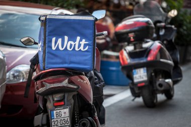 Belgrad, Sırbistan - 14 Eylül 2019: Belgrad 'da motosikletli bir kuryenin çantasındaki Wolt logosu. Wolt, Avrupa 'da yayılmış bir Fin gıda dağıtım uygulamasıdır.